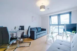 Image of ✰Spacious & Modern 2 Bed Apt, 5 Mins from Leeds!