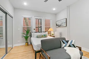 Image of Chic & Updated Studio Apt in East Lakeview - Barry S1