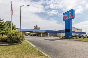 Image of Studio 6 Pekin, IL