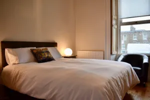Image of Modern 1 Bedroom Apartment Close to the Centre