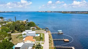 Image of Sunshine On The River 3 Bedroom Waterfront Property 3 Home by Redawning