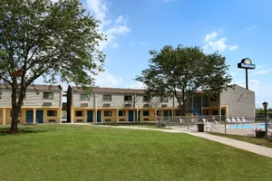 Image of Days Inn by Wyndham Bowling Green