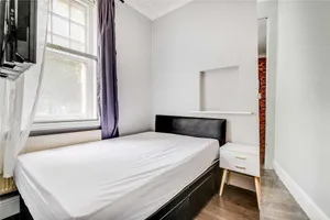 Image of Stunning One-bedroom Apartment Right Near Victoria Station