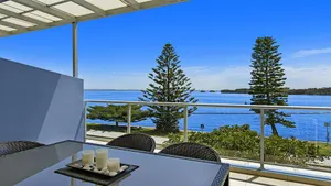 Image of Lakeside Waterfront Apartment The Entrance