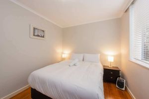 Image of Light 2 Bedroom Apartment in Elwood With Balcony