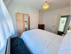 Image of Spacious 6 double-bed rooms C2C Southend