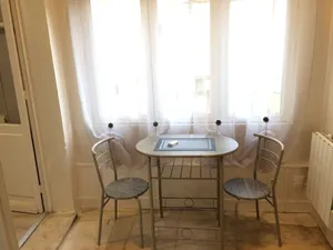 Image of STUDIO proche gare avec kitchenette et wifi - porte rouge