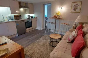 Image of The Den, 2 mins Chelt High Street, John Lewis etc