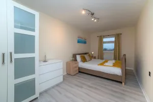 Image of Modern 4 bedroom house - Free Parking and Netflix by WHA for Contractors, Relocation, Business Trave