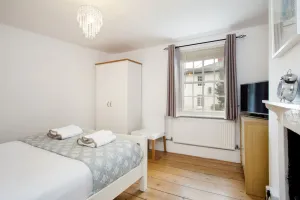 Image of 2-Bedroom Stylish & Gorgeous, Cosy Westgate Cottage Retreat, Central Winchester, Free On-Street Parking Permit, with Garden, Close to Cathedral - Sleeps 6, Pets are Welcome, SUMMER SPECIAL OFFER! - by Blue Puffin Stays