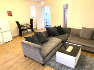 Image of Lt Properties Unique Bungalow style Spacious one bedroom Apartment in Luton Town centre super size round bed Netflix