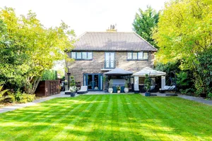 Image of Gatsby Villa with large garden and fancy hot tub
