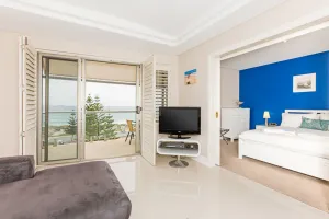 Image of The White Pearl Apartment Direct Ocean Views Top Floor