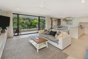 Image of BEAUTIFULLY RENOVATED OCEANSIDE APARTMENT - Lamer 9