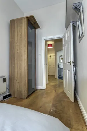 Image of Bright Spacious 2BR Central Manchester Flat for 4