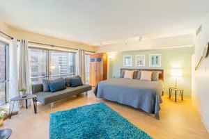 Image of Spacious Downtown Executive Retreat - Free Parking