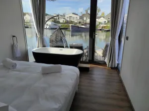 Image of Un Moment Suspendu Pour Couple : Houseboat « Trampoline sur Leau »