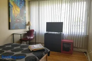 Image of Walk to Beaumont Hospital Royal Oak 3 Bedrm Washer Dryer Smart TV in each room
