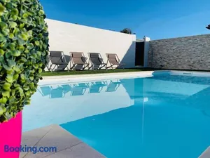 Image of Holiday in Arles: Appartement prive dans notre villa avec piscine et jardin communs