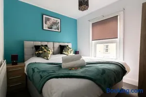 Image of IMPRESSIVE BRIGHT AnD CONTEMPORARY APARTMENT SLEEPS 6