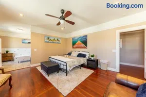 Image of Stylish Downtown Loft For 10