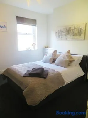 Image of Entire 2 Bed Ground Floor Apartment Central but Quiet