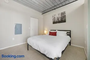 Image of Luxurious Stylish Condo in Heart of Ann Arbor 514