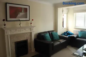 Image of Burghfield - Beautiful Split Level 4 Bedroom House