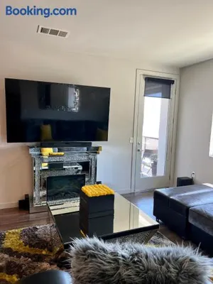 Image of The Luxurious Doses of Roses 2 br suite next to Angels Stadium 6 mins from Disney