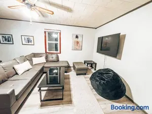 Image of Luxury 2 Bedroom Spacious House with Huge Backyard