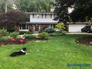 Image of Spacious Modern Retreat Minutes from the Big House