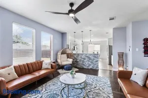 Image of Lovely 5 Bedroom home! 15 min to AT&T stadium!