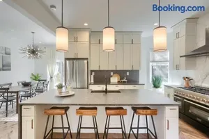 Image of Chic retreat in central Pittsburgh w/ 2 masters