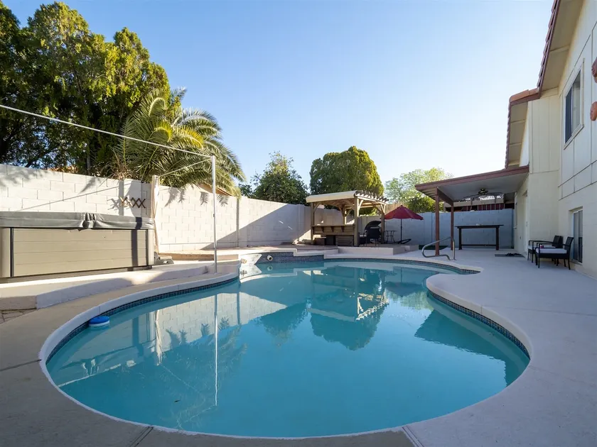Spacious house with pool heater, hot tub, billiards - Image 1