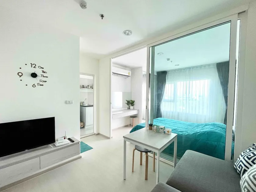 Aspire Erawan Cosy Flat on BTS Sukhumvit Line - Image 1