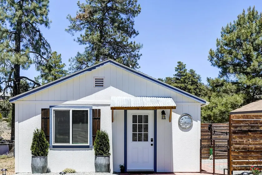 Hillside Hideaway Centrally Located Cottage, Close to Trails, Lakes & Town - Image 1