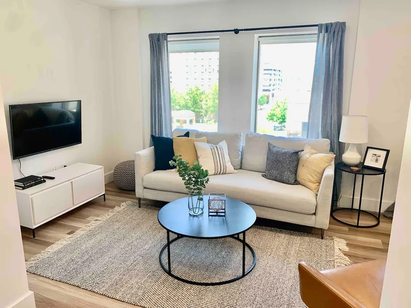 Perfectly Located Modern Apartment-Gym Access - Image 1