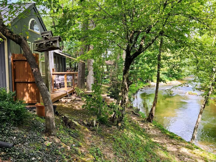 Sunny Creekside Getaway - Image 1