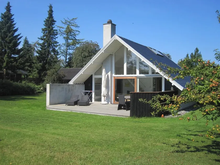 Beautiful cottage with wooden terraces and fantastic light - Image 1
