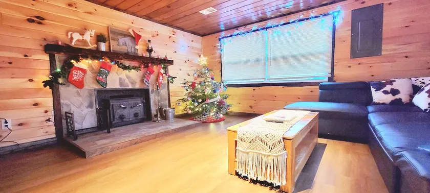 Fully renovated cabin in the heart of Irons - Image 1