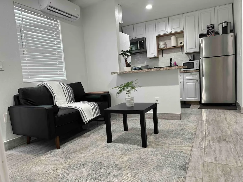 Adorable 2-bedroom guest house. - Image 1