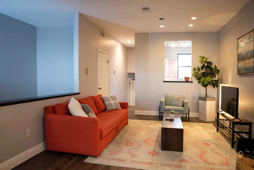 Renovated top floor unit! Close to downtown! - Image 1