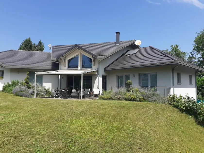 Superb air-conditioned single-story house near the lake - Image 1
