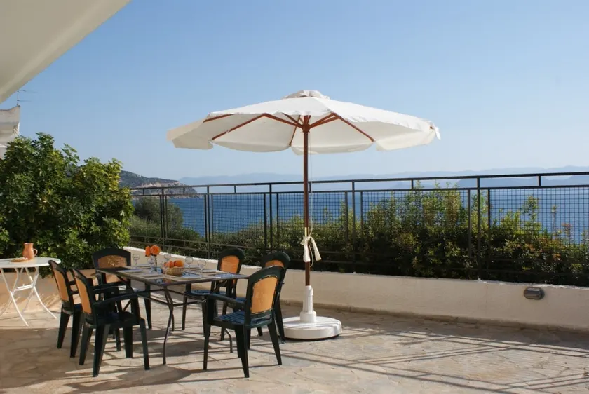 Sunrise 5 Apartment - Beautifully Located Air Conditioned 3 Bedroom Above Beach - Image 1
