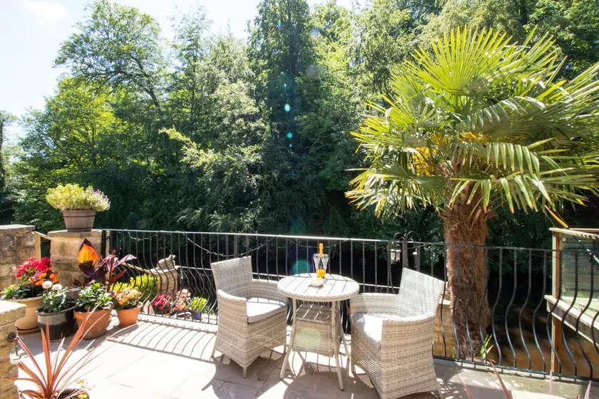 Stunning Riverside Apartment - Image 1