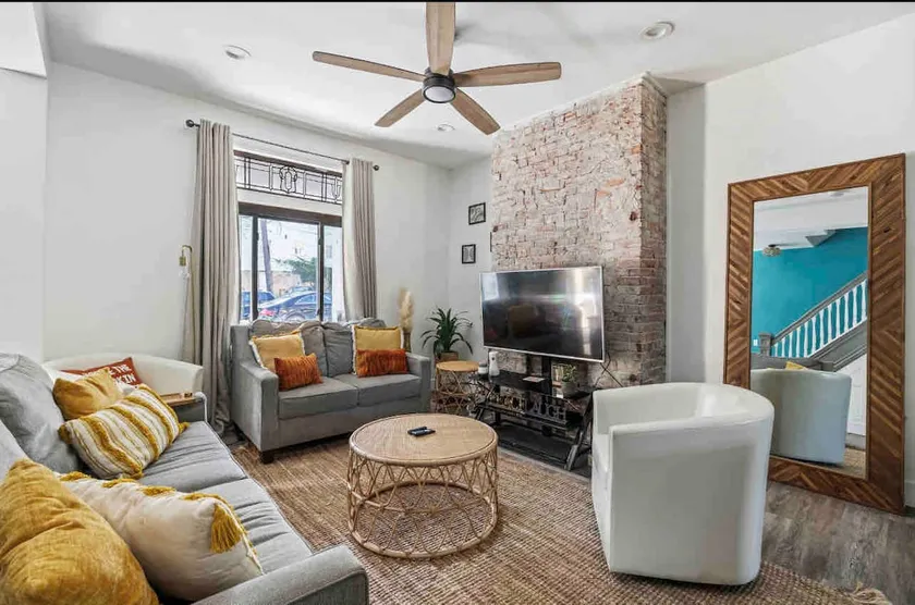 Roomy Centrally located house 5min to stadium &DT - Image 1