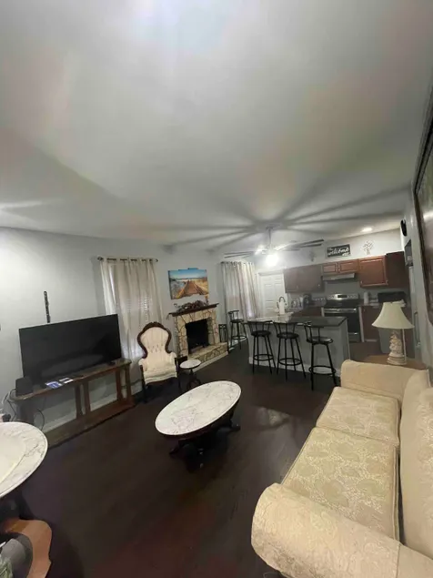 Cheerful 3-Bedroom home with indoor fireplace! - Image 1