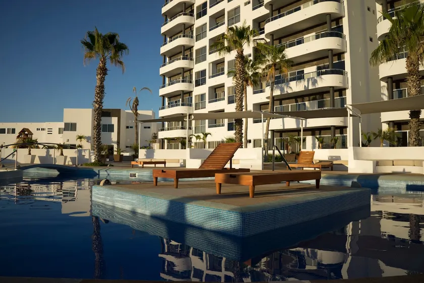 Amazing Views | Modern 1BR | Pools | Gym | Cinema | Netflix - Image 1