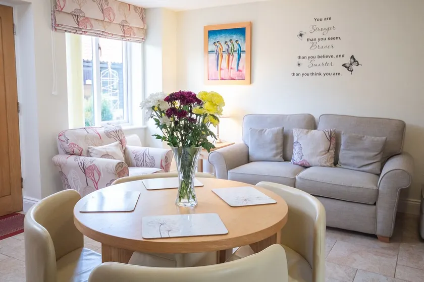 4* Granary Cottage, Mollett's Farm - Image 1