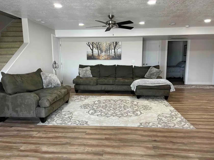 Walkout Basement Apt, Close Arapeen trail. - Image 1